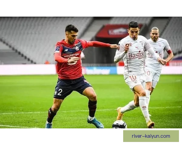 赖斯防守数据对比显示其表现稳健，成为球队中场屏障的重要依靠。