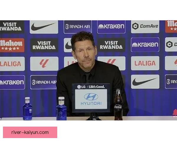 西蒙尼执教风格以防守稳固与战术纪律著称，强调高强度对抗与团队协作